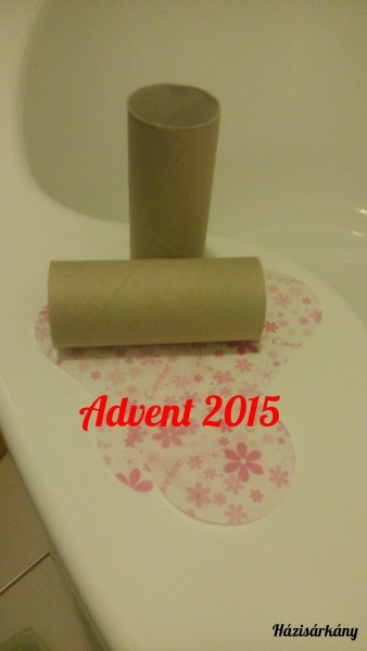 Az idei adventi naptár fő alapanyaga és egyik díszítőeleme. Nem az én ötletem volt. Ez tetszik a gyereknek. Nem röhög! :D